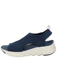 Sandal navy blu in rete con punta aperta, cinturino regolabile e suola bianca spessa con superficie texturizzata e un anello di richiamo sul retro.
