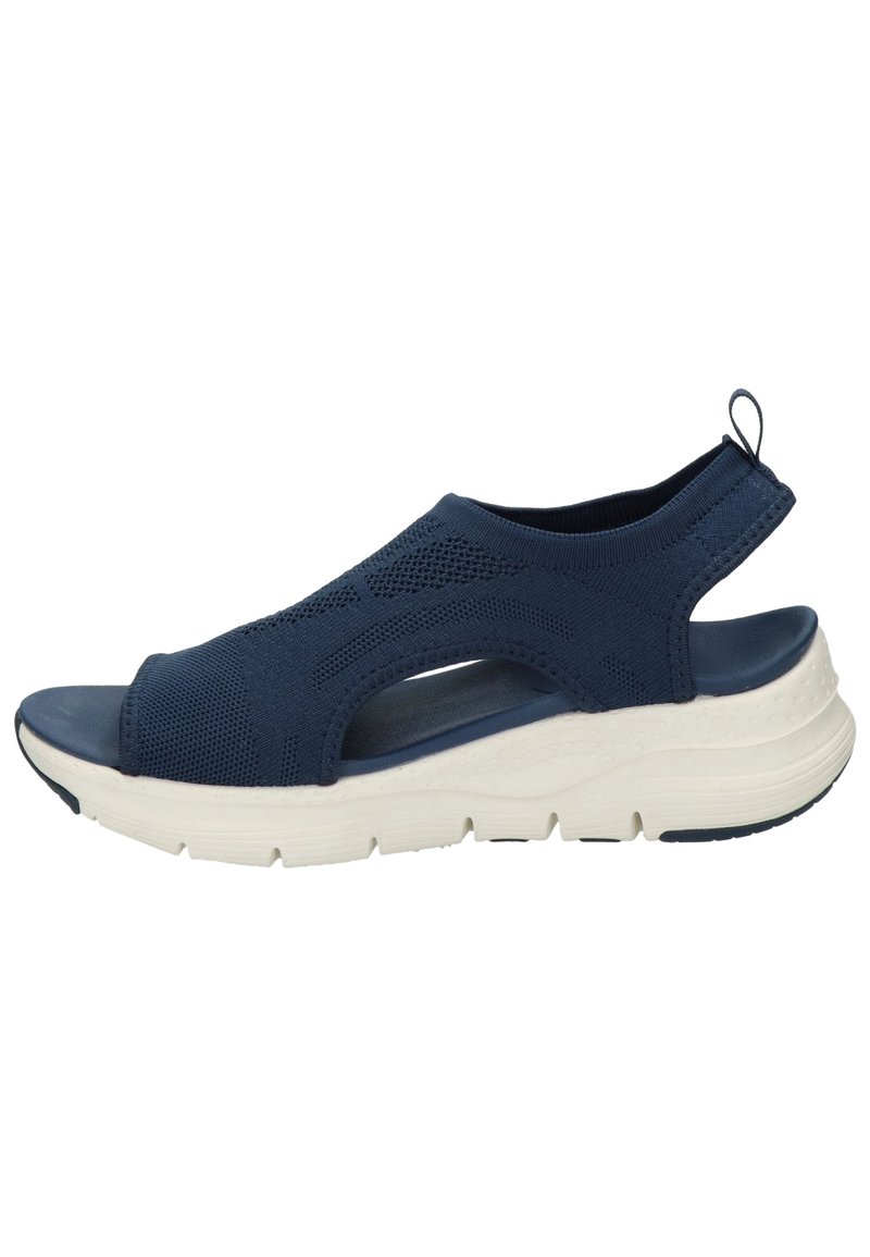 Sandal navy blu in rete con punta aperta, cinturino regolabile e suola bianca spessa con superficie texturizzata e un anello di richiamo sul retro.