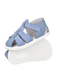 Sandalias de cuero azul claro con punta cerrada y recortes, correa ajustable y suela de goma blanca texturizada.