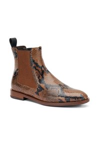 Botas Chelsea con estampado de piel de serpiente marrón y negro, con paneles laterales elásticos y una lengüeta, que cuentan con una suela de cuero suave.
