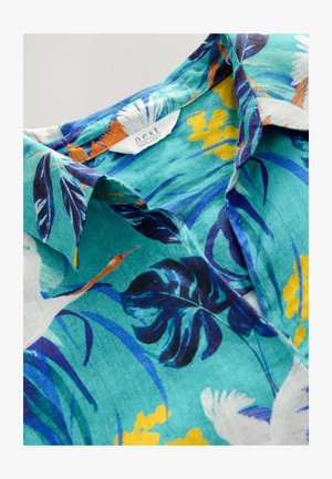 Leinenhemd in Türkis mit tropischem Blumenmuster; verfügt über blaue Blätter, orangefarbene Akzente und ein klassisches Kragendesign.