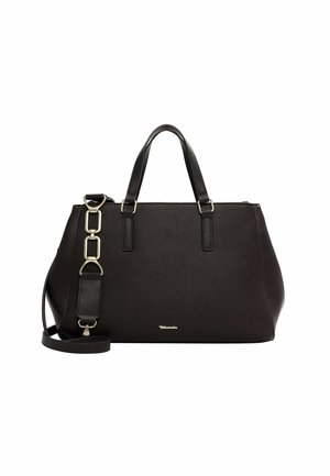 Sac fourre-tout en cuir noir avec grain texturé, deux poignées supérieures et une bandoulière amovible. Présente des accessoires en métal argenté et un accent logo.