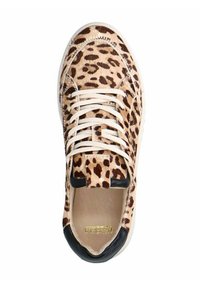 Schoenen met luipaardprint en een textuur in beige, zwarte accenten en witte veters. Heeft een ronde neus en een gevoerde binnenkant.