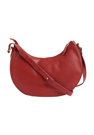 Borsa a mano in pelle rossa con una forma arrotondata, una tracolla removibile e una chiusura con zip. Presenta una texture liscia e dettagli in metallo dorato.