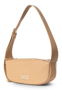 Beige Leder-Schultertasche mit glatter Textur, geschwungener Form, verstellbarem Trageriemen und einem goldfarbenen Logo-Akzent auf der Vorderseite.