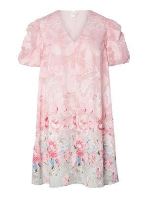 Blumenkleid in Hellrosa mit Puffärmeln, V-Ausschnitt und transparenter Stoff. Hat ein strukturiertes Blumenmuster mit Rosen und sanften blauen Akzenten am Saum.