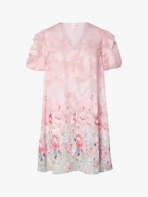 Rochie florală de culoare roz pal, cu mâneci bufante, decolteu în V și material transparent. Are un model floral texturat, cu trandafiri și accente de albastru deschis la tiv.