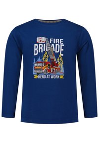 Blaues Langarmshirt mit Feuerwehrgrafiken, einschließlich eines Feuerwehrautos und einer Leiter, mit dem Text "FEUERWEHR-HERO AM ARBEIT."