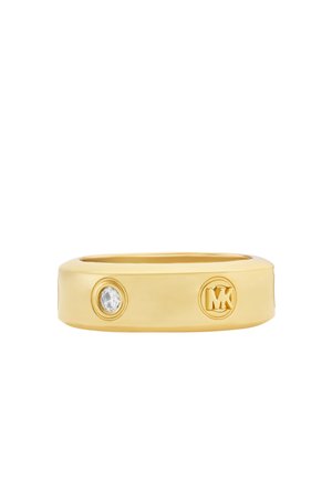 Goldener Bandring mit kleinem klarem Edelstein und einem gravierten runden MK-Logo auf weißem Hintergrund.