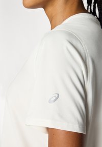 ASICS FUJITRAIL LOGO TOP - Sportiniai marškinėliai trumpomis rankovėmis - cream