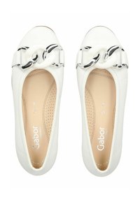 Ballerines en cuir blanc avec une large bride ornée d'une chaîne argentée brillante. L'intérieur présente de petites perforations pour améliorer la respirabilité.