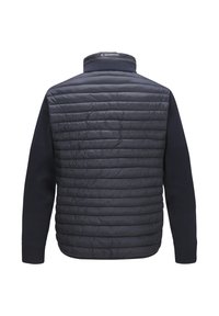 Dunkelblaue Jacke mit gestepptem gepolstertem Rücken und langen Strickärmel, Stehkragen und "Milestone"-Logo auf der Rückseite des Kragens.