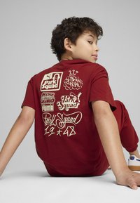 Puma MID 90S GRAPHIC TEE - Camiseta estampada - intense red