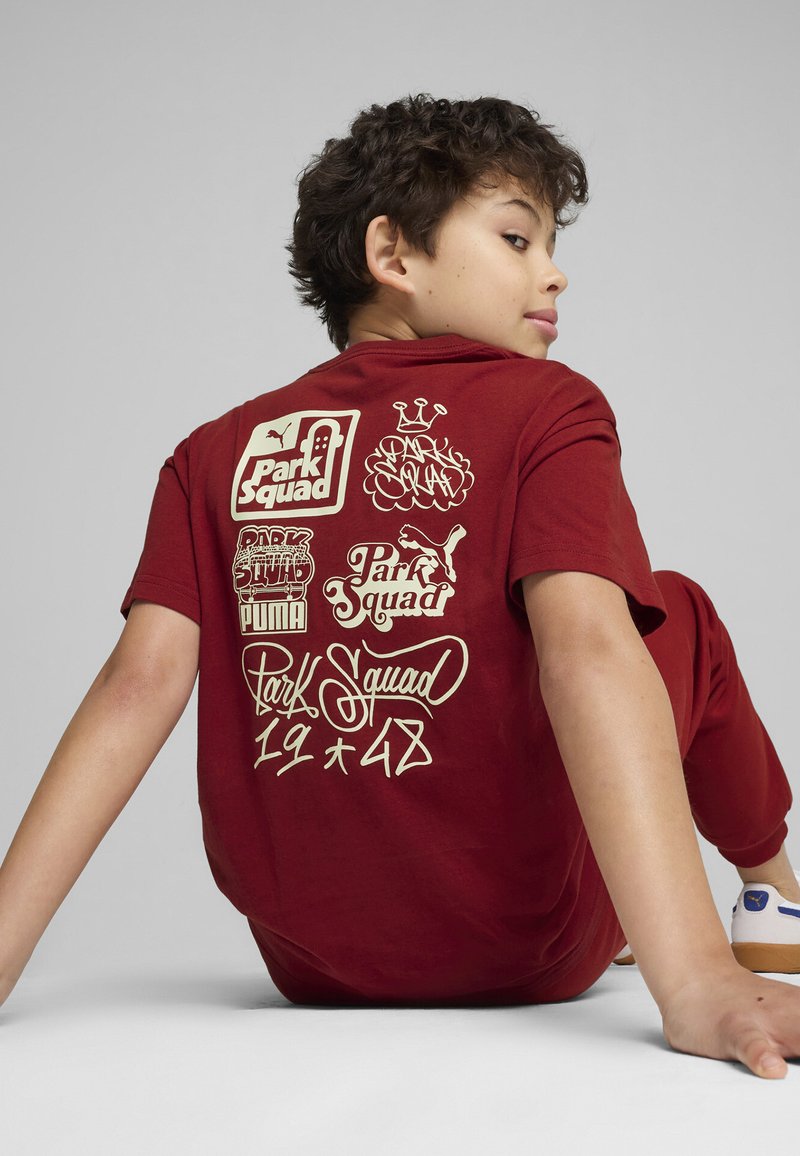 Puma MID 90S GRAPHIC TEE - Camiseta estampada - intense red