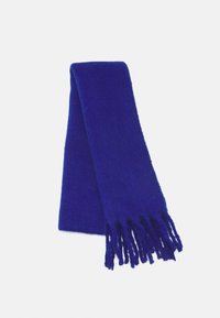 Écharpe en laine bleu vif pliée avec les extrémités à franges visibles sur fond blanc.