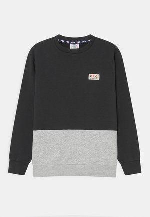Sweat-shirt noir et gris à manches longues, col rond, avec un patch logo FILA sur la poitrine et des poignets et un bas côtelés.