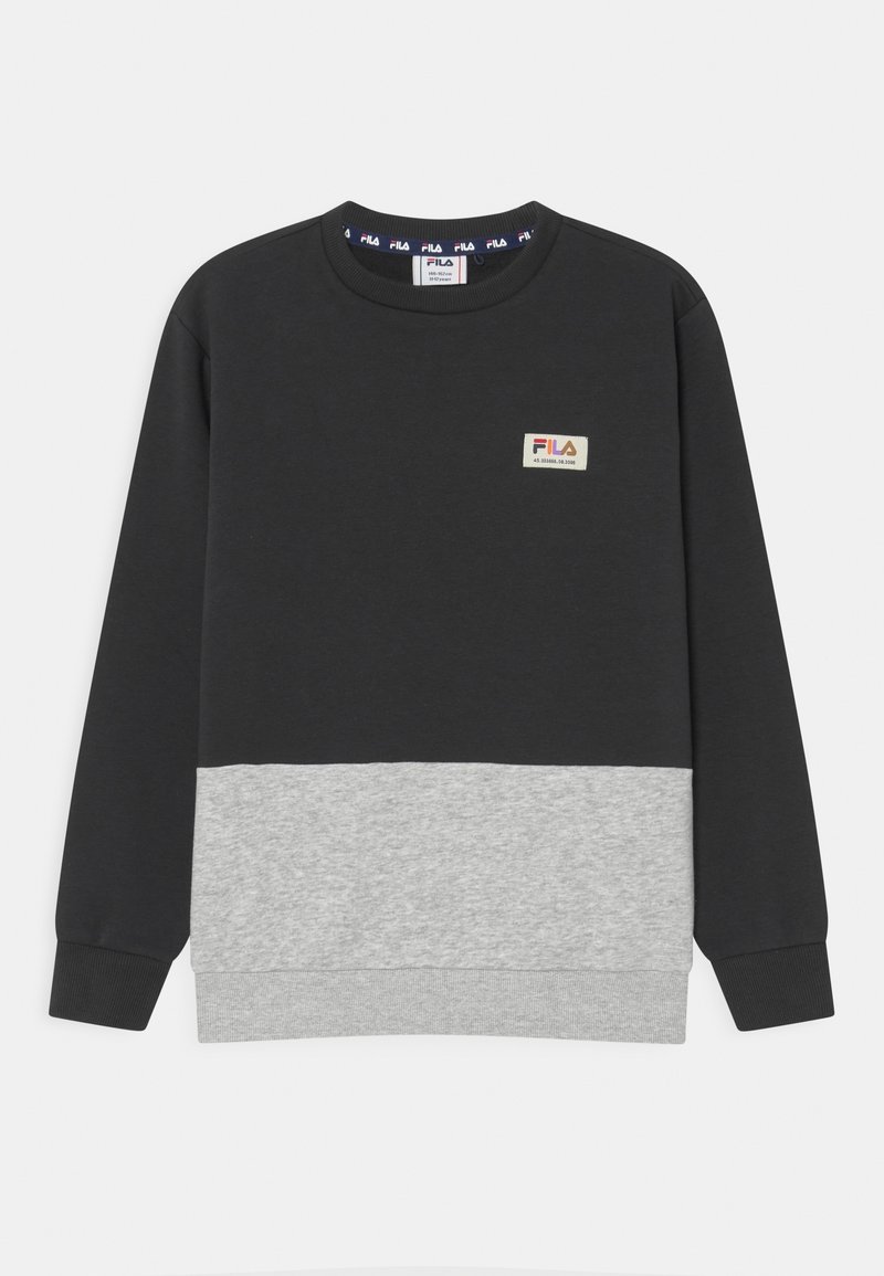 Sweat-shirt noir et gris à manches longues, col rond, avec un patch logo FILA sur la poitrine et des poignets et un bas côtelés.