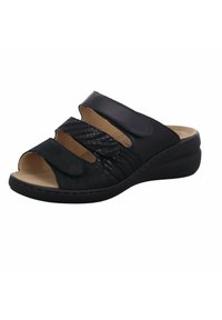 Schwarze Rutschsandale mit schimmernden strukturierten Riemen, einem glatten Lederoberteil, verstellbaren Klettverschlüssen und einem niedrigen, abgerundeten Absatz.