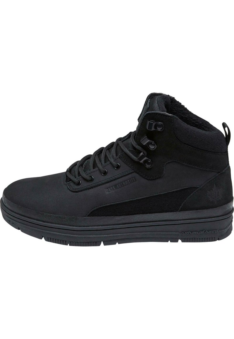 Scarpe alte nere realizzate in suede e materiale sintetico, con lacci rotondi, occhielli in metallo e una suola in gomma testurizzata.