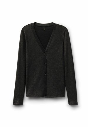 Černý dlouhý rukáv svetr s knoflíky a výstřihem do V, úzký střih a měkká pletená textura leží rozložený na bílém pozadí.