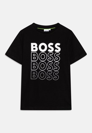 Schwarzes T-Shirt mit kurzen Ärmeln und dem Schriftzug "BOSS" viermal in absteigender Größe und Schriftstil in weißen Buchstaben auf der Vorderseite gedruckt.