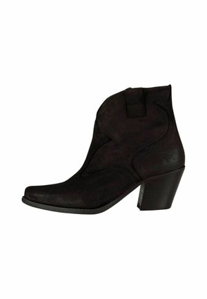 Stivale alla caviglia in suede nero con punta affusolata, tacco inclinato e cuciture decorative. Presenta un sottile logo a farfalla sul lato.