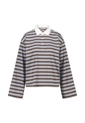 Polo a maniche lunghe, corto, con colletto bianco e righe orizzontali in nero, azzurro chiaro e bianco.
