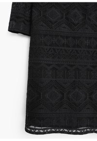 Abito nero in pizzo con intricati motivi geometrici, tessuto texturizzato e orlo a strati con bordi scallop.