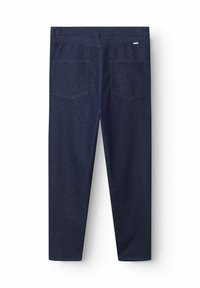 Dunkelblaue Denim-Hosen mit einem klassischen Schnitt, zwei Gesäßtaschen und einer glatten Textur. Leichtes Material mit einem sauberen Finish.