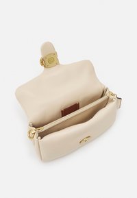 COACH COVERED CLOSURE PILLOW TABBY SHOULDER - Handbag - ivory