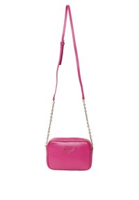 Borsa a tracolla in pelle rosa di forma rettangolare, con tracolla in catena dorata e superficie liscia. Presenta una zip superiore e un logo impresso.