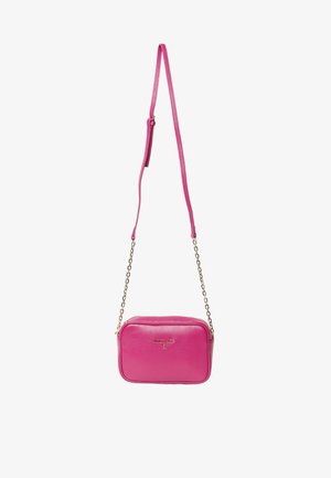 Borsa a tracolla in pelle rosa di forma rettangolare, con tracolla in catena dorata e superficie liscia. Presenta una zip superiore e un logo impresso.