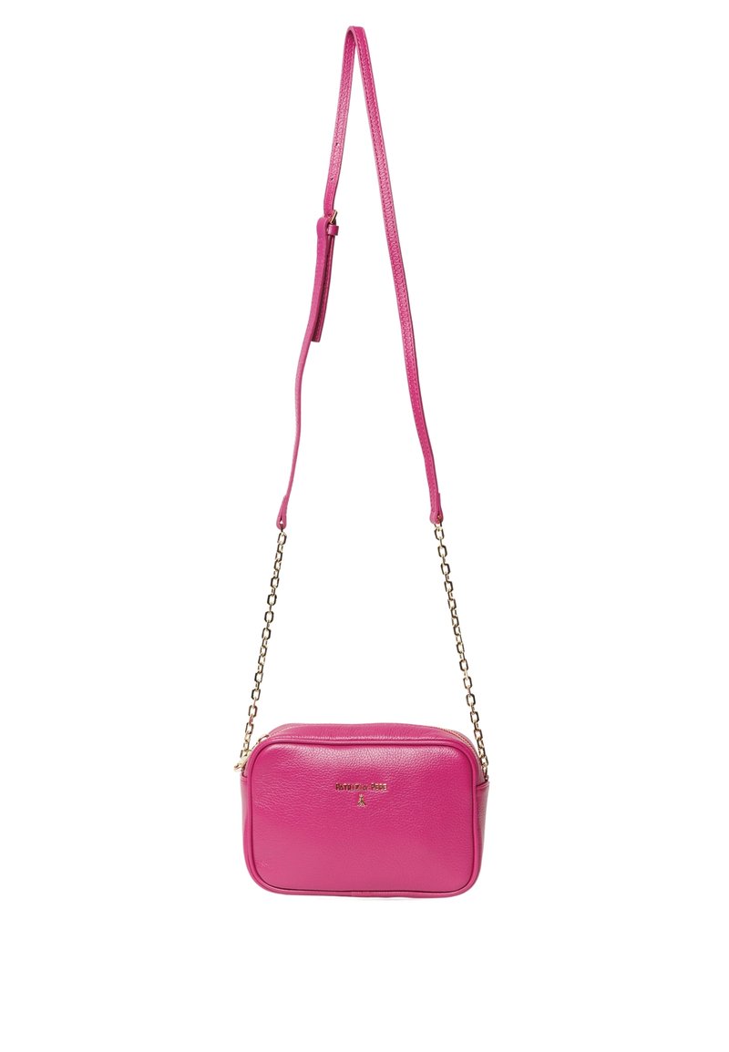 Borsa a tracolla in pelle rosa di forma rettangolare, con tracolla in catena dorata e superficie liscia. Presenta una zip superiore e un logo impresso.