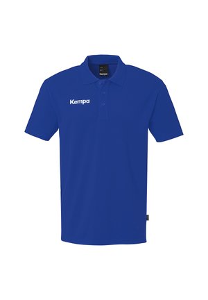 Polo bleu en coton, avec un col, trois boutons et un logo "Kempa" blanc sur la poitrine gauche. Manches courtes.