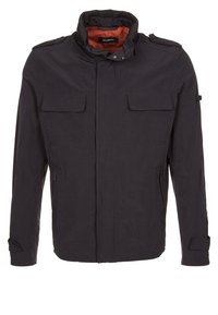 Czarna kurtka z wysokim kołnierzem, zamkiem błyskawicznym i zapięciami na guziki, cztery przednie kieszenie oraz kontrastująca pomarańczowa podszewka. Gładka tekstura o dopasowanym kroju.