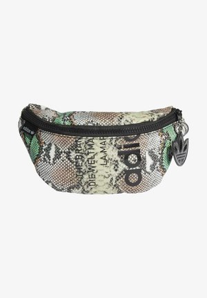Torebka z mnóstwem wzoru węża w kolorach zielonym, brązowym i czarnym. Posiada zamek błyskawiczny, czarne okucia oraz logo adidas na boku.