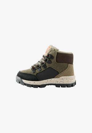 Chaussure de randonnée montante en daim vert olive, panneau latéral en mesh noir, semelle rugueuse, œillets métalliques et doublure en polaire pour la chaleur.