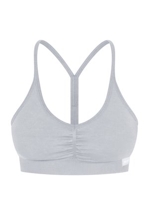 Sujeción deportiva de color gris claro que cuenta con un material suave y elástico, tirantes cruzados en la parte de atrás y un centro fruncido con una banda texturizada.