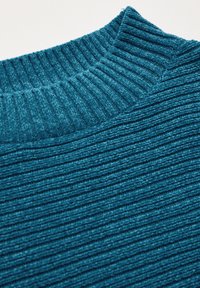 Türkiser, gerippter Pullover mit texturierter Oberfläche und rundem Halsausschnitt. Das Material wirkt weich und weist unterschiedliche horizontale Streifen auf.