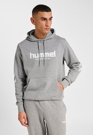 Helle graue Kapuzenjacke mit Kängurutasche, weißem Logo-Text und kontrastierenden Streifen an den Ärmeln. Weicher Stoff mit lässiger Passform.