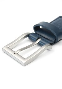 Dunkelblaues Lederarmband mit einer silbernen Edelstahlschließe. Die Schließe hat eine rechteckige Form und ist poliert mit glatten Kanten.