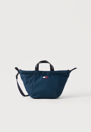 Marineblauwe Tommy Jeans handtas met twee korte handvatten, verstelbare schouderriem en logo-patch in het midden aan de voorkant.