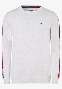 Pullover grigio chiaro realizzato in cotone, con scollo rotondo, maniche lunghe e dettagli a righe rosse scure e blu lungo le maniche.