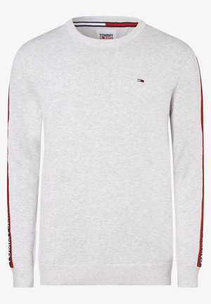 Pull gris clair en coton, avec un col rond, des manches longues et des accents rayés rouge foncé et bleu le long des manches.