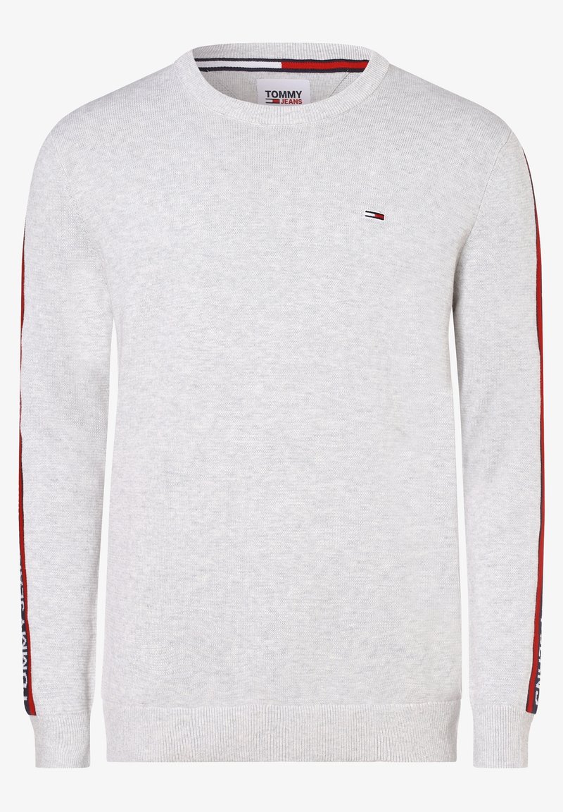 Pullover grigio chiaro realizzato in cotone, con scollo rotondo, maniche lunghe e dettagli a righe rosse scure e blu lungo le maniche.