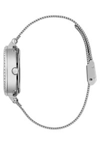 Silberne Uhr mit rechteckigem Gehäuse, verziert mit klaren Kristallen, einem schlanken metallischen Mesh-Armband und einer schlanken Krone für Anpassungen.