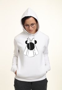 Weiße Kapuzenjacke mit einem schwarzen Grafikdruck eines Bogens und der Silhouette von Mickey Mouse. Das Material wirkt weich, mit Kordeln und einer lockeren Passform.