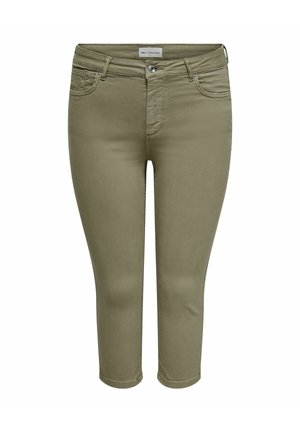 Pantaloni verde oliva slim-fit corti con tasche frontali, passanti per cintura e chiusura con bottone e cerniera.