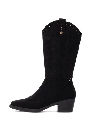 Botas de vaquero de ante negro con punta afilada, caña texturizada, costuras decorativas, tachuelas doradas y tacón apilado.