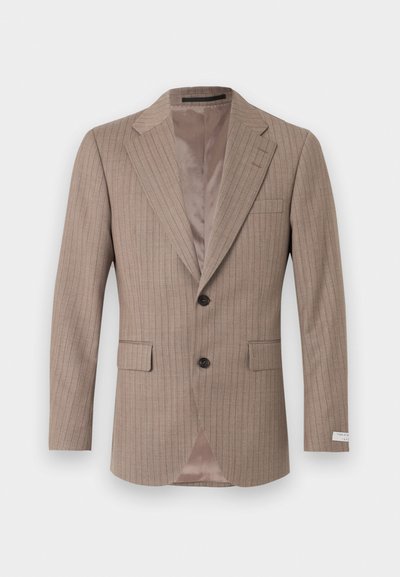 Ανδρικό μπεζ σακάκι με λεπτές ρίγες, ραμμένο στα μέτρα, με γιακά notch, δύο κουμπιά μπροστά, τσέπες με καπάκι και εσωτερική φόδρα από λείο σατέν.